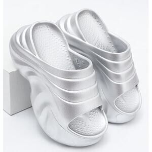 Womens Silver Metallic Wave Pattern Platform Chunky Cloud Slide Sandals 8.5